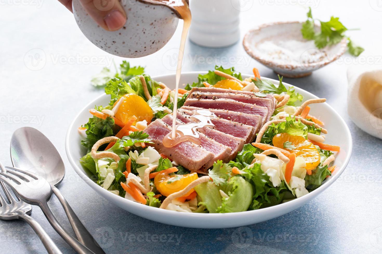 atún sellado con ensalada asiática crujiente con naranjas foto