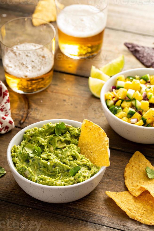 chips de tortilla con salsas, guacamole y salsa foto