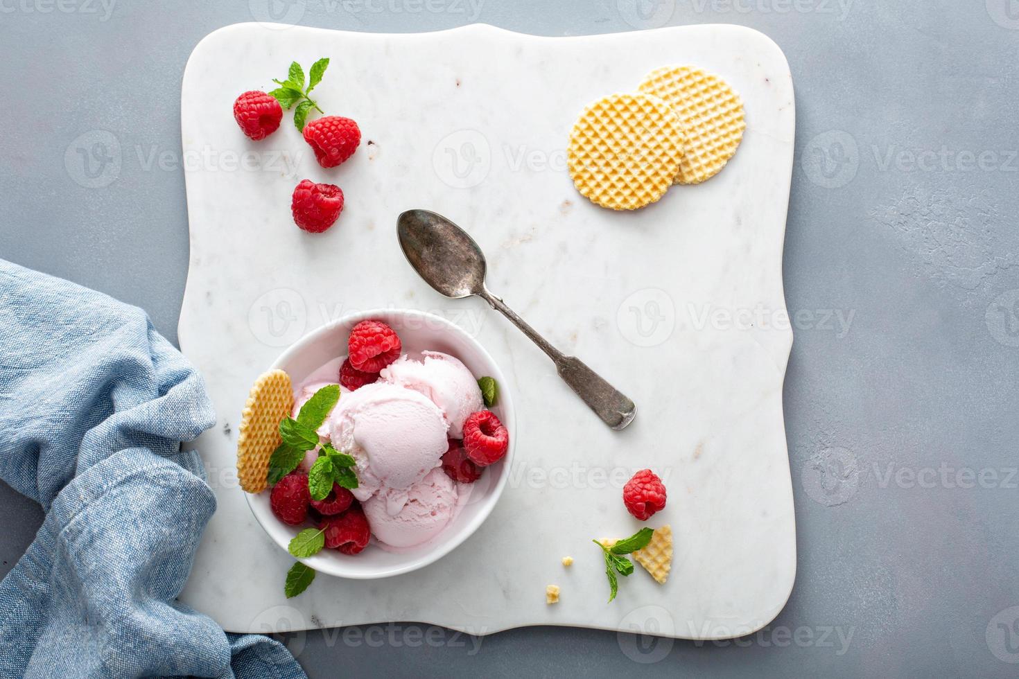 helado de frambuesa en un bol con bayas frescas foto