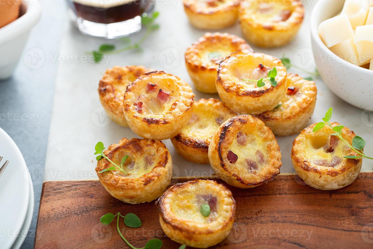 mini quiches de jamón y queso para el desayuno foto