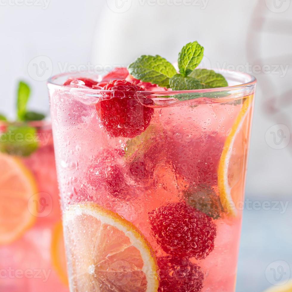 cóctel frío de primavera o verano, limonada de frambuesa foto