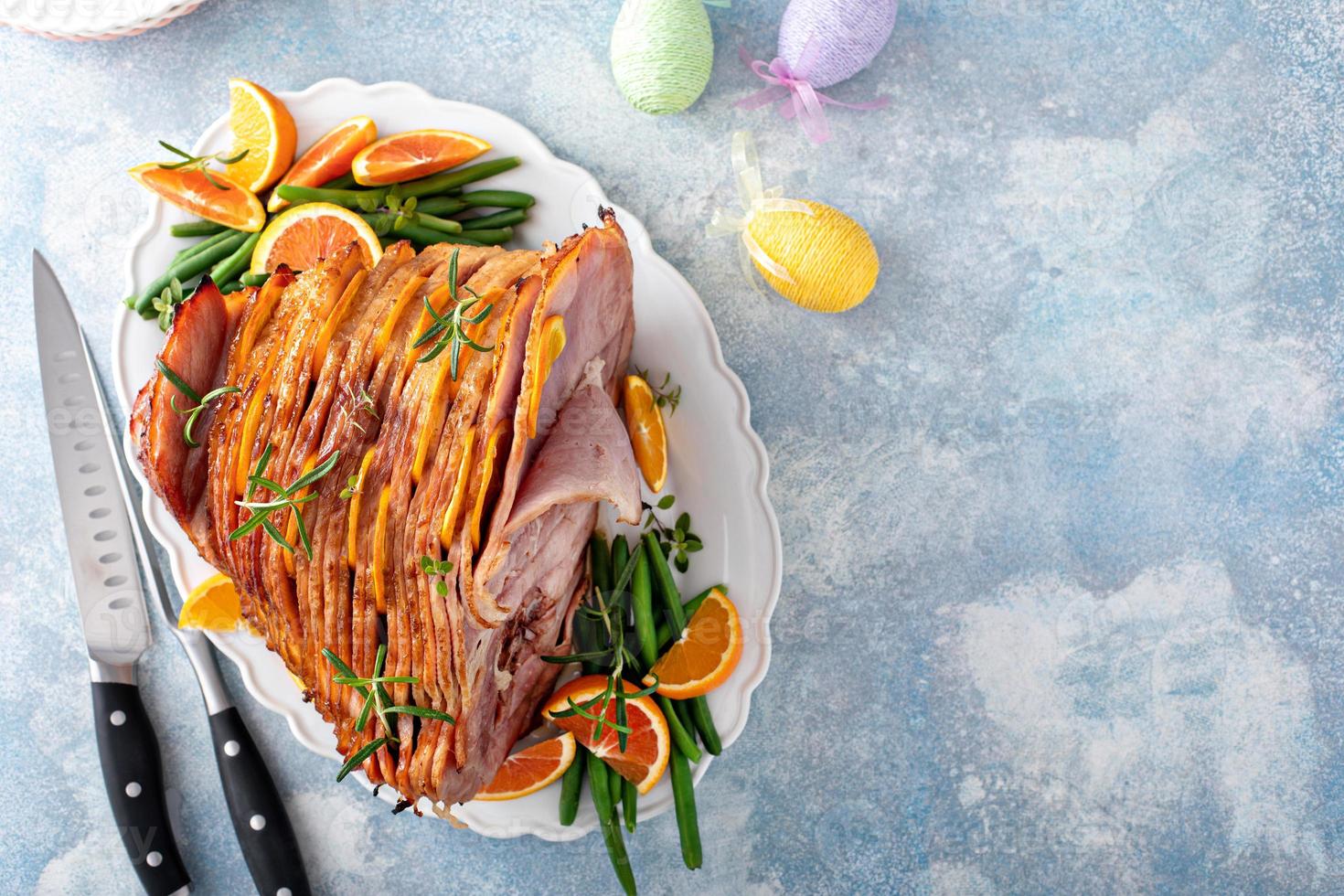 jamón de pascua tradicional con glaseado de miel de naranja foto