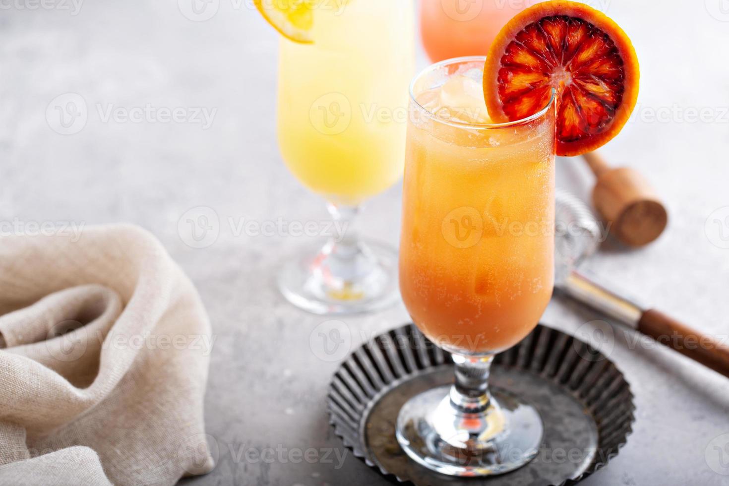cócteles refrescantes o cócteles sin alcohol con naranjas y arándanos foto