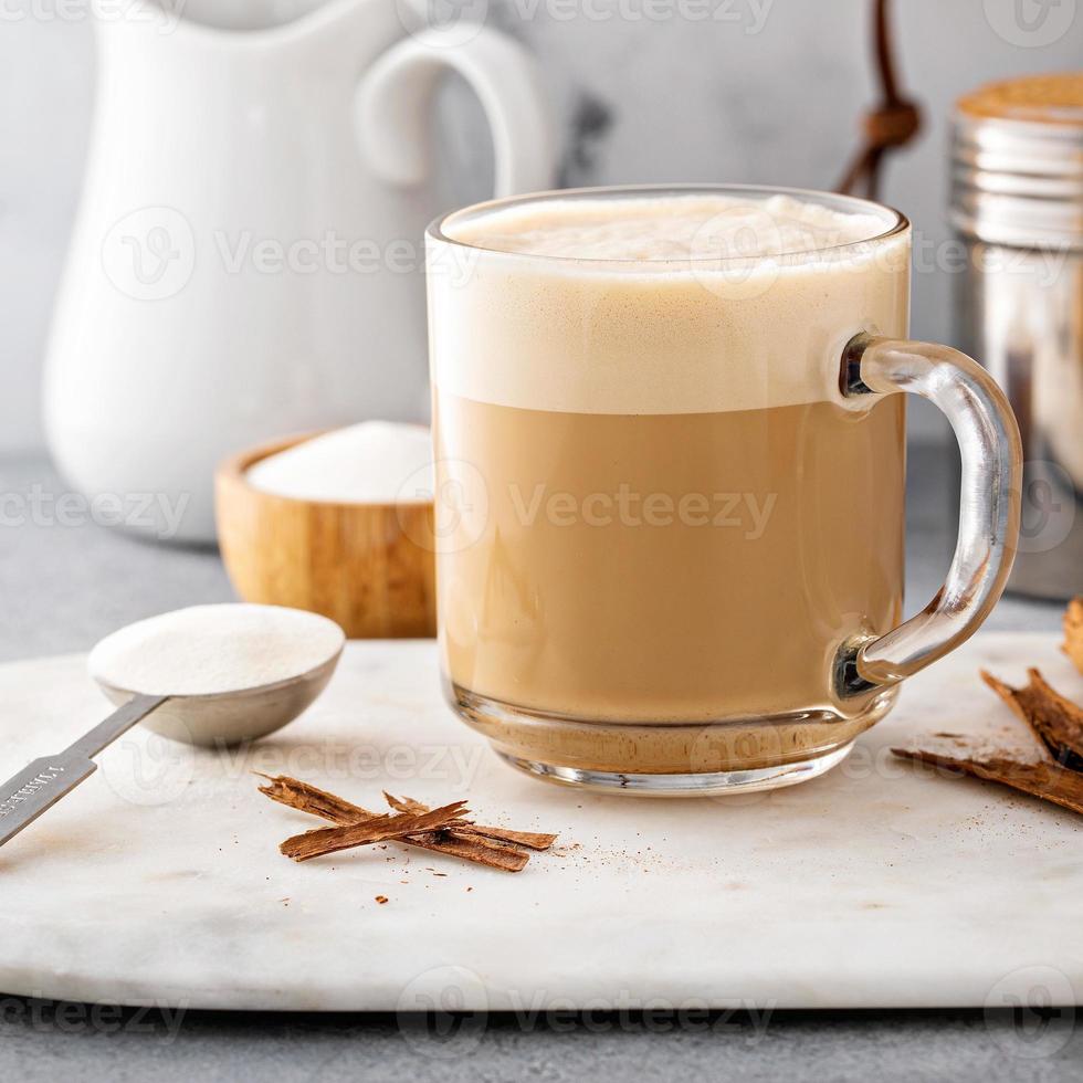 café con colágeno en polvo y mantequilla, café keto saludable foto