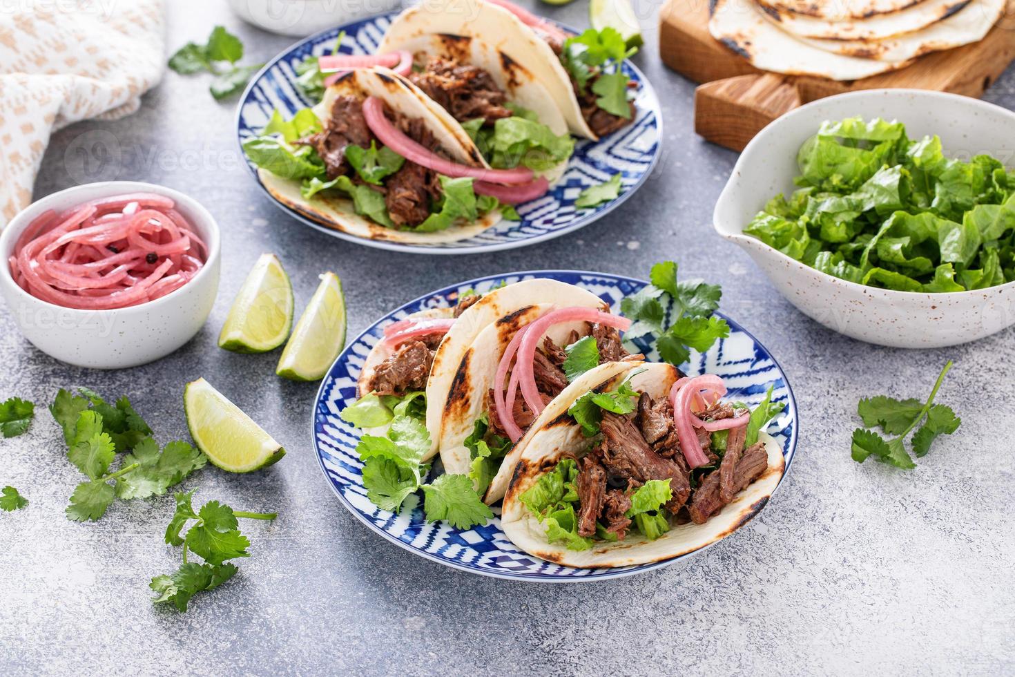 tacos de ternera con lechuga y cebolla roja en escabeche foto