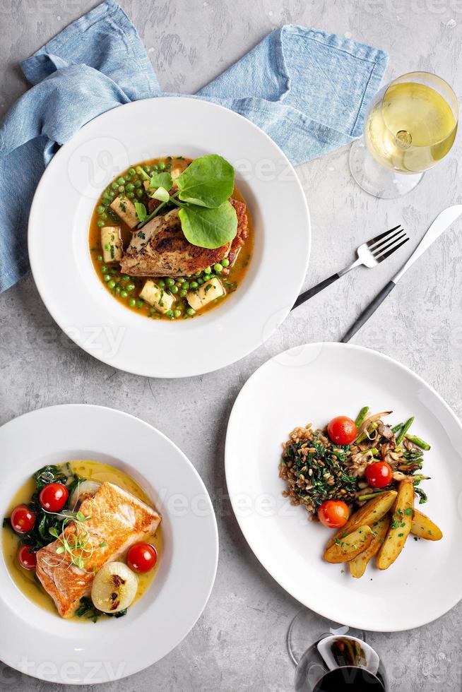 trío de almuerzo de primavera de pollo salmón y vegetariano foto