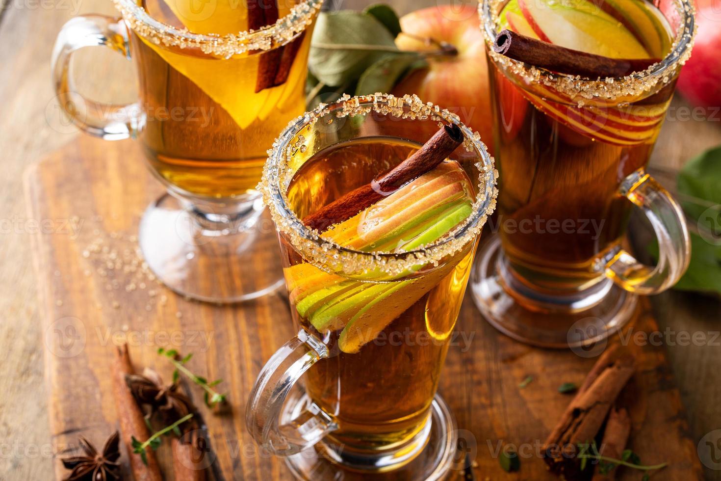 ponche caliente con sidra de manzana, cóctel cálido de otoño o idea de cóctel sin alcohol foto