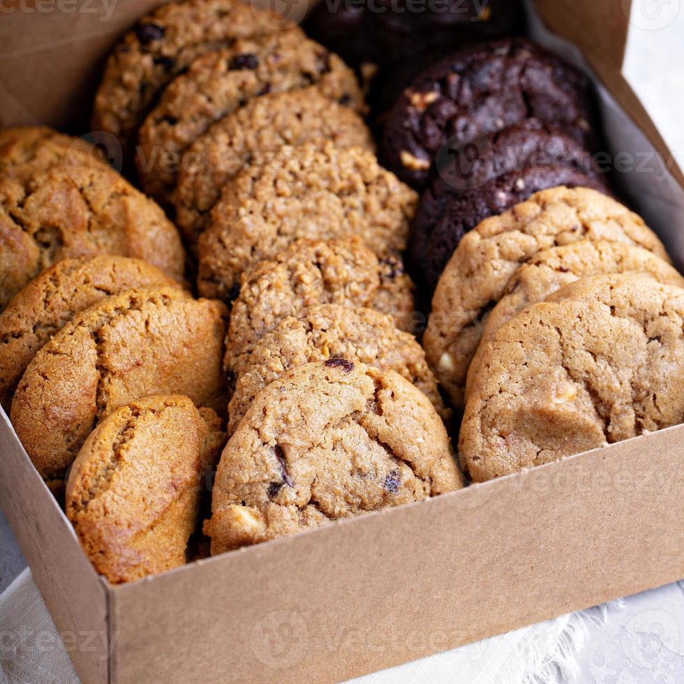 caja de galletas variadas foto