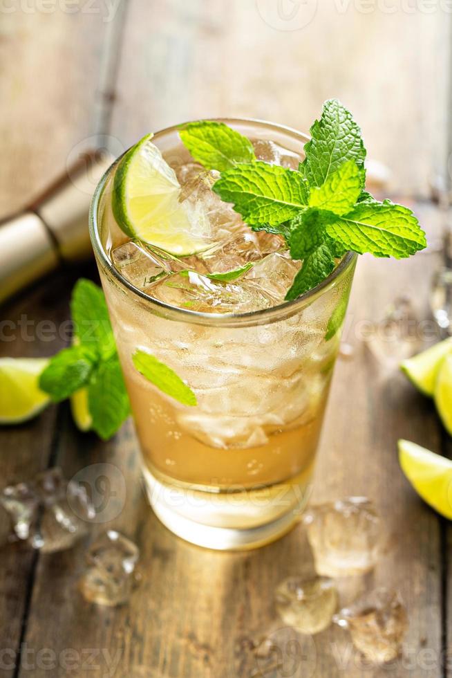 refrescante cóctel de verano con cerveza de jengibre y lima foto