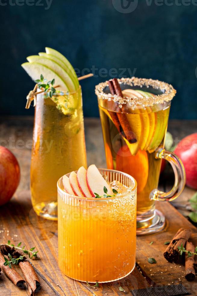 variedad de cócteles de otoño o cócteles sin alcohol elaborados con sidra de manzana foto
