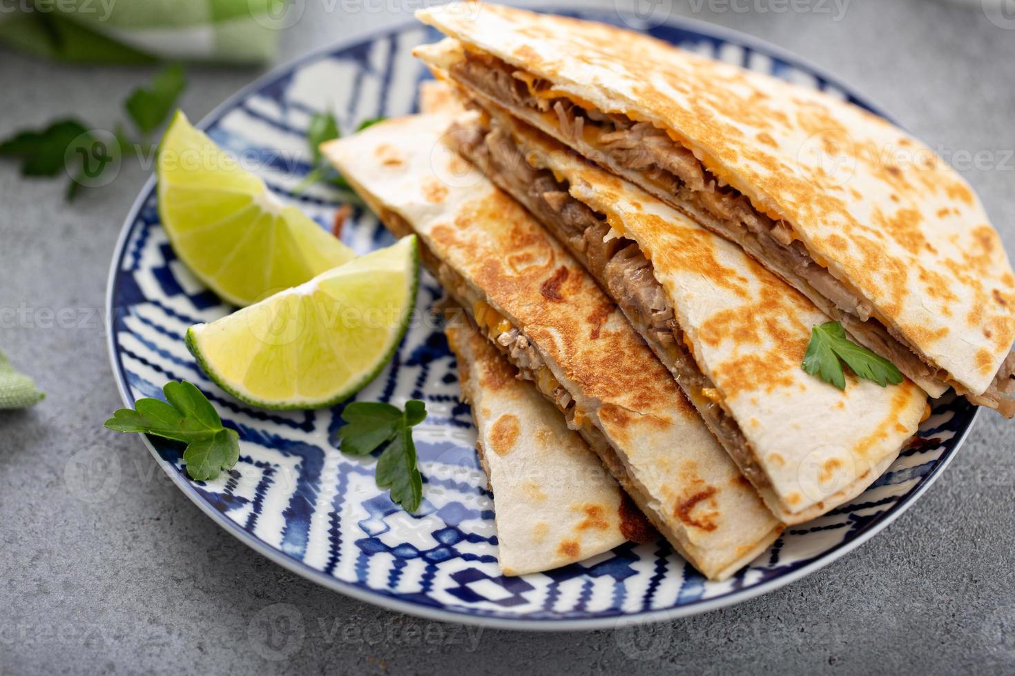 quesadillas con puerco desmenuzado foto