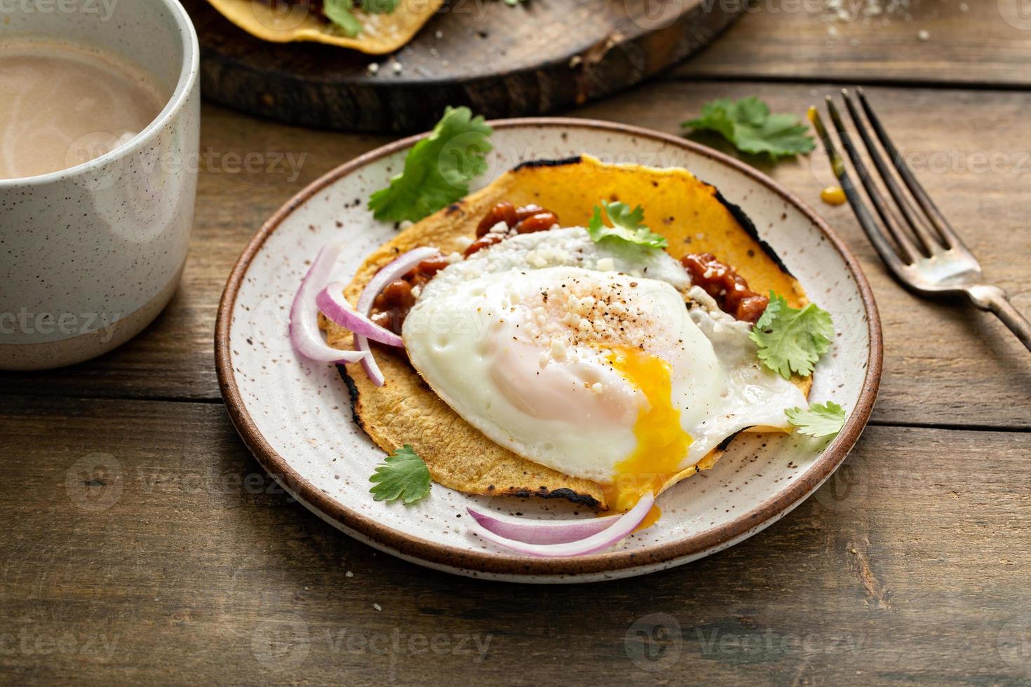 frijoles al horno con tocino en una tostada foto