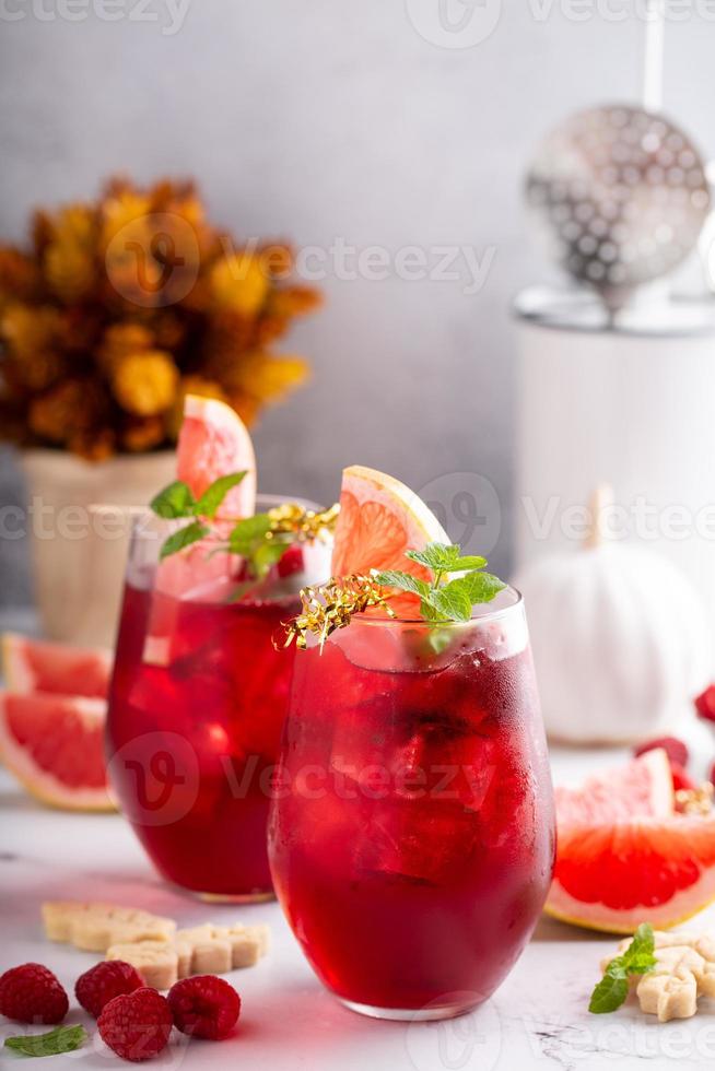 cóctel refrescante de pomelo y frambuesa con hojas de menta foto