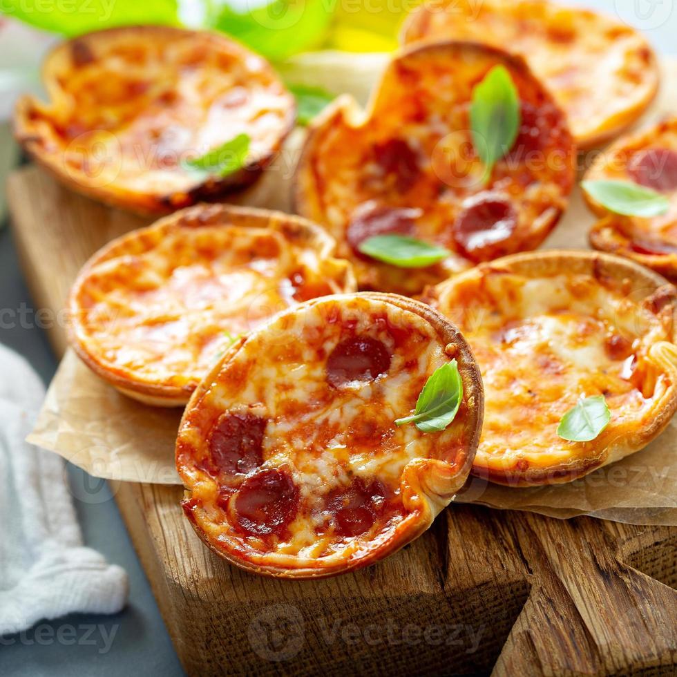 mini pizzas de peperoni y queso foto