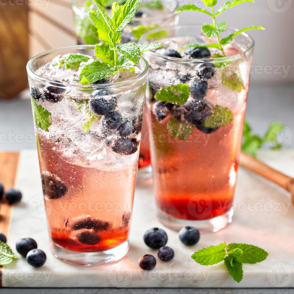 mojito de arándanos en vasos altos con menta foto