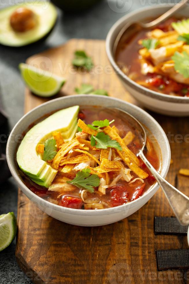 sopa de taco de pollo en olla de cocción lenta foto