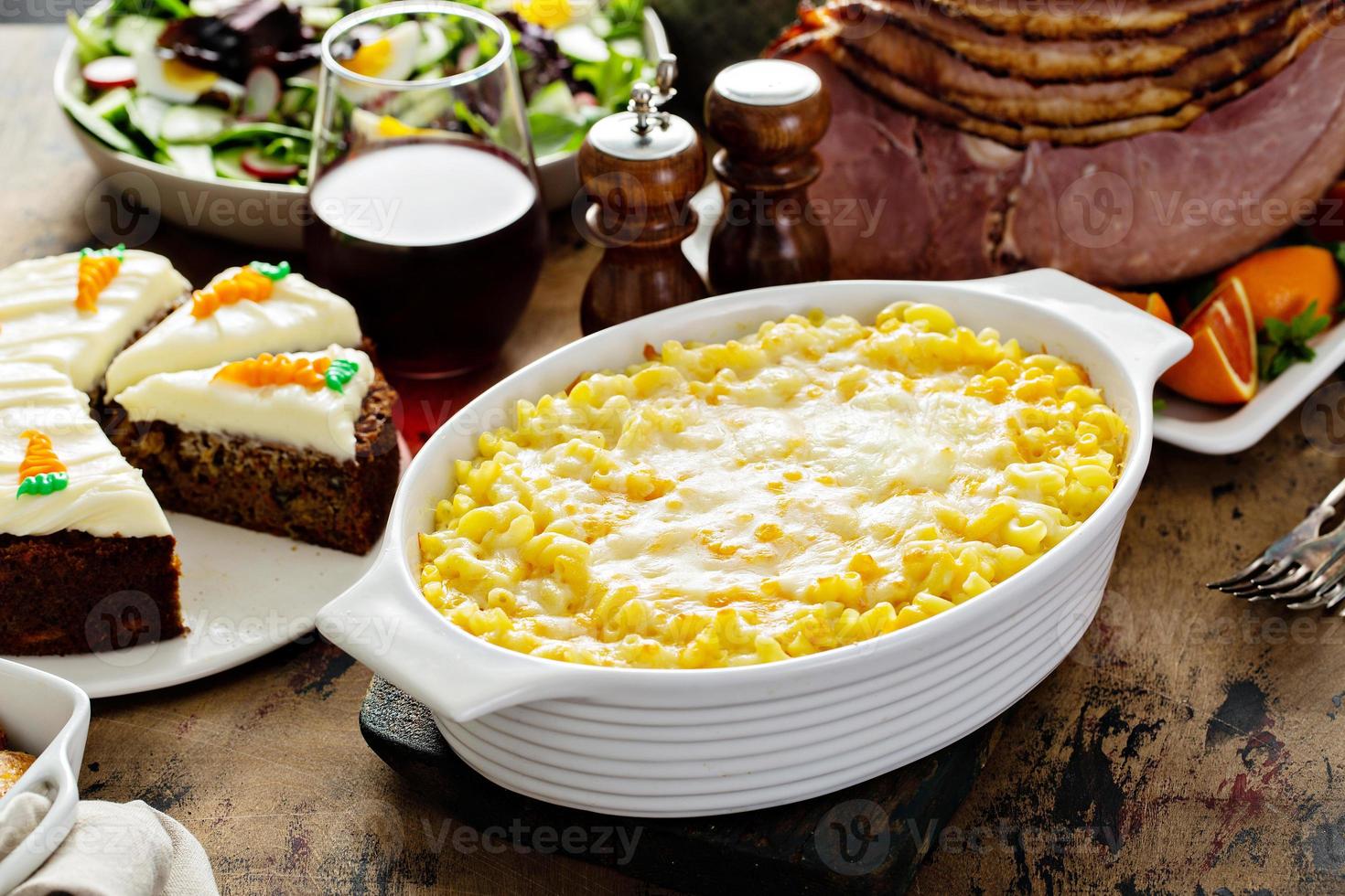 macarrones con queso en una mesa festiva de Pascua foto