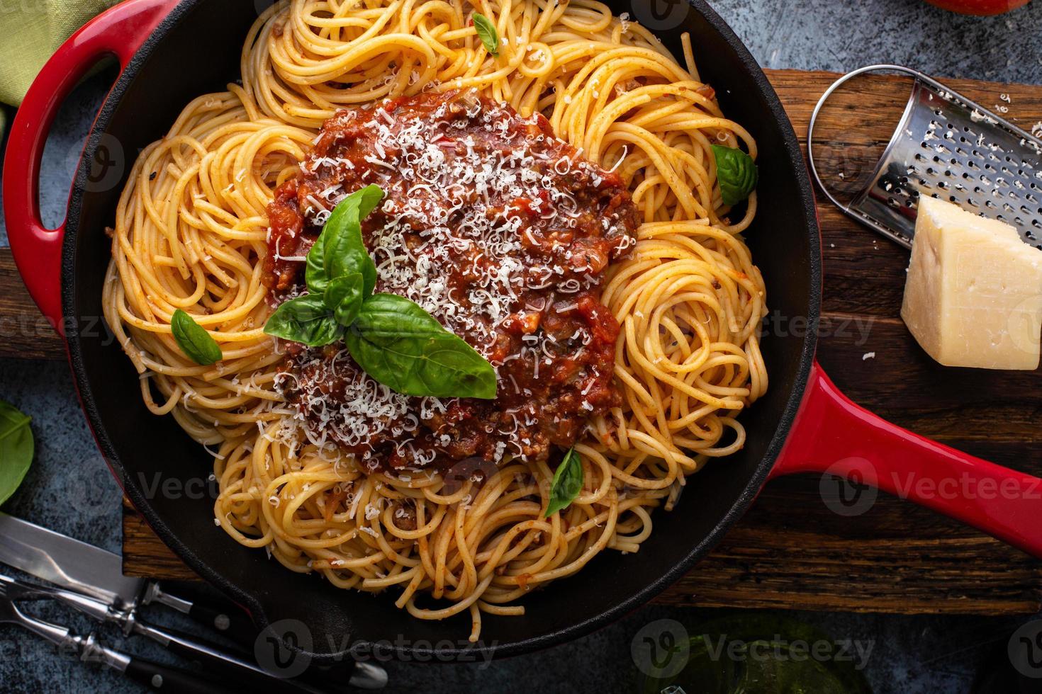 Spaghetti Bolognese in a cast iron pan 16222172 Stock Photo at Vecteezy