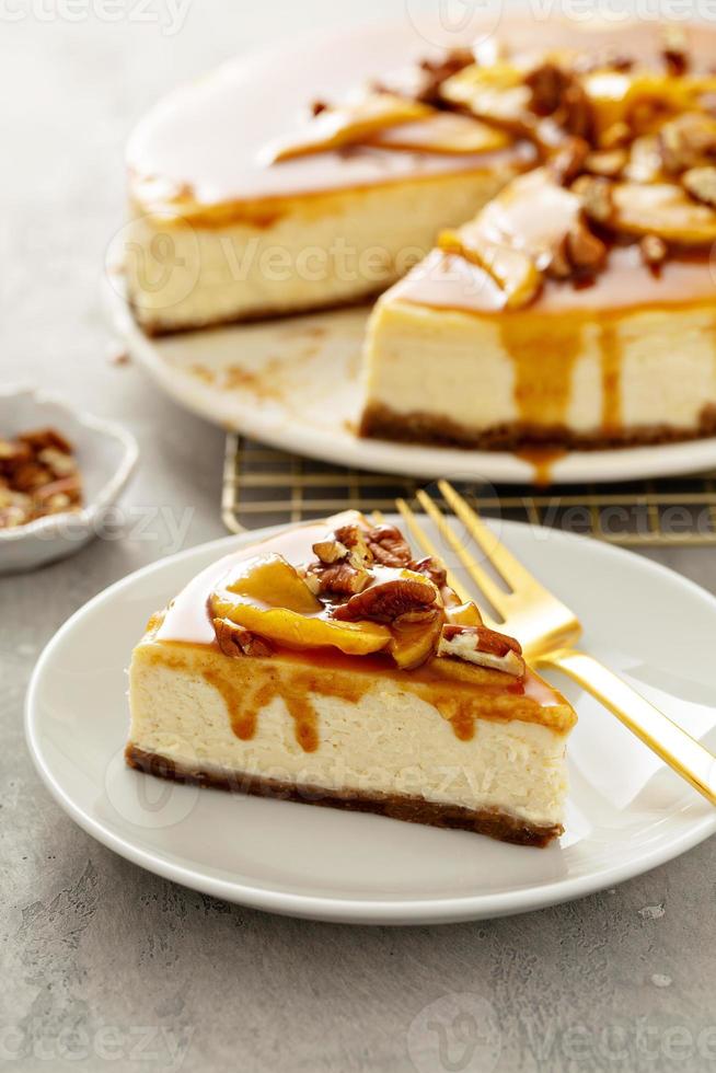 cheesecake de manzana con caramelo y pecanas foto