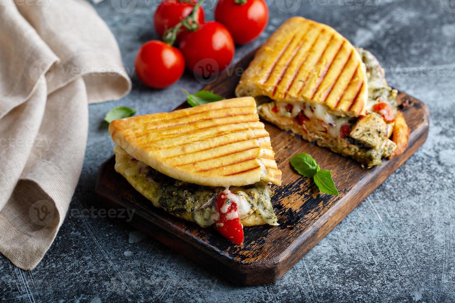 panini de pollo con pesto de tomate foto