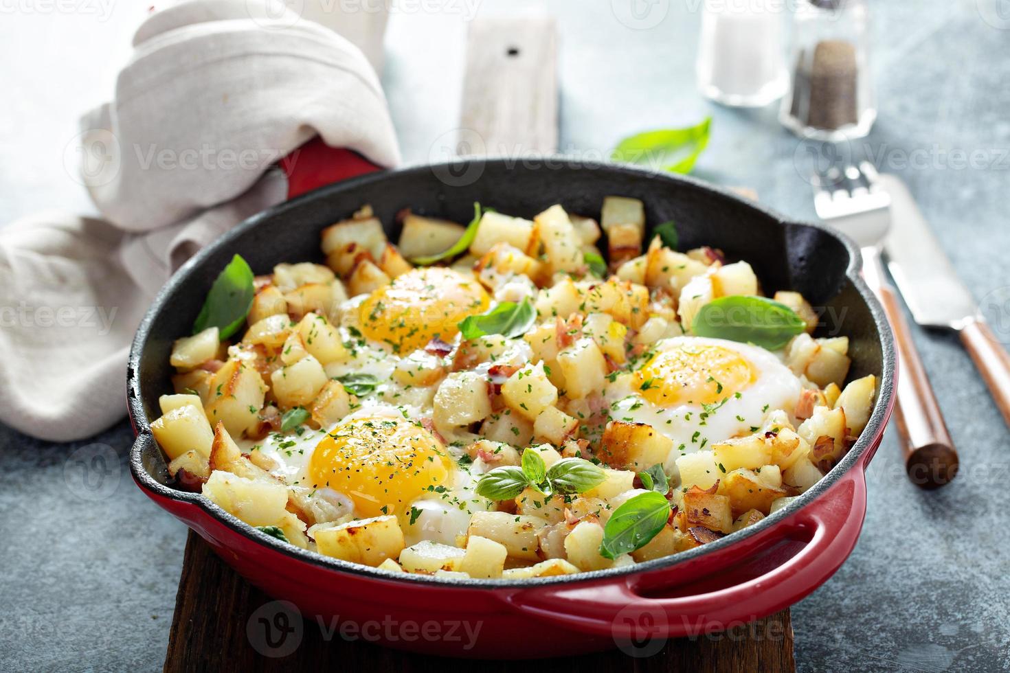 Potato hash with ham and eggs 16230435 Stock Photo at Vecteezy