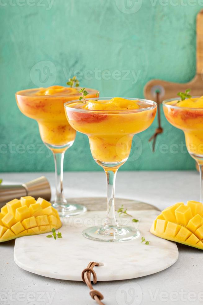 cóctel de margarita de mangonada, margarita de mango congelada con chamoy foto