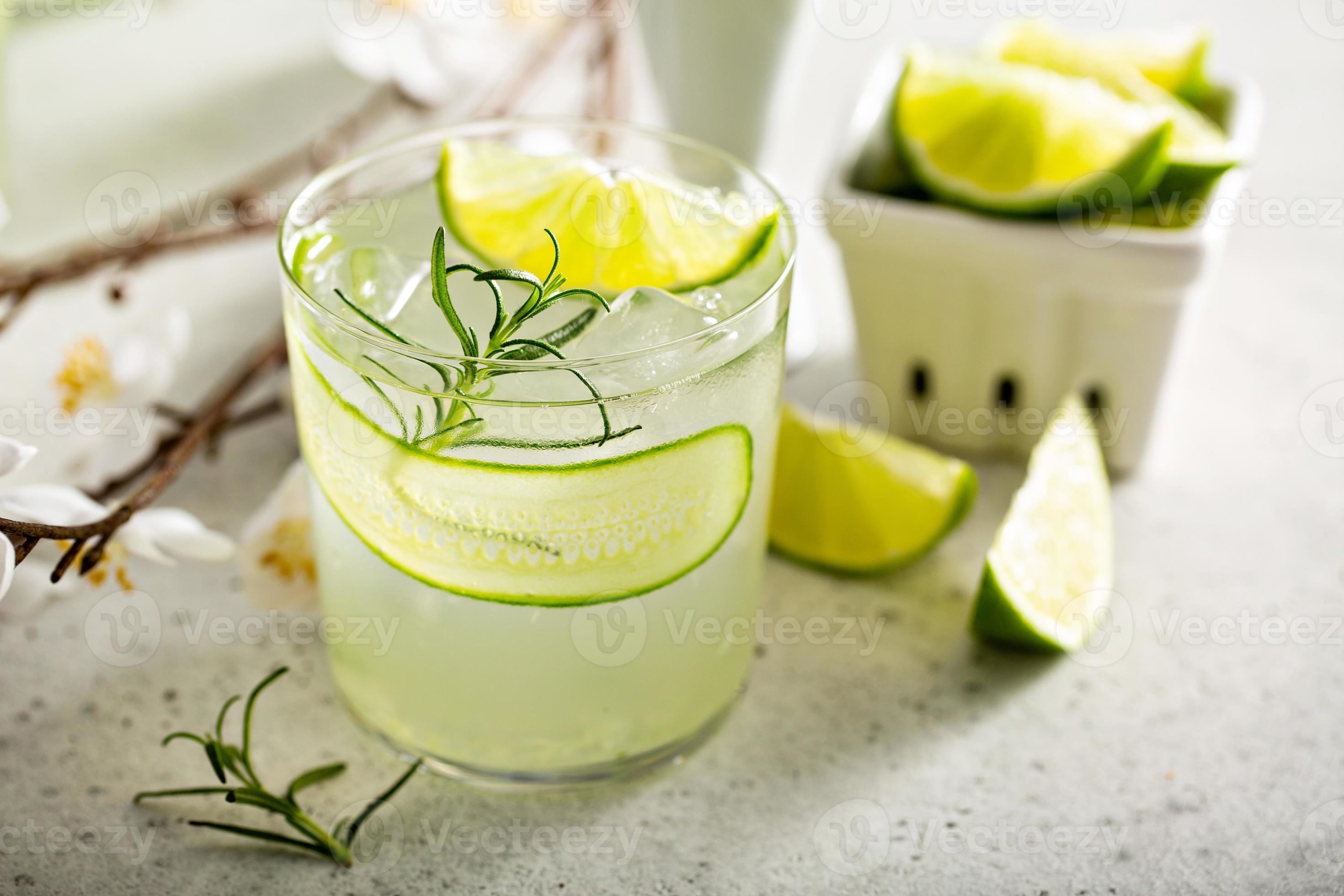 Cucumber gin gimlet 16231082 Stock Photo at Vecteezy