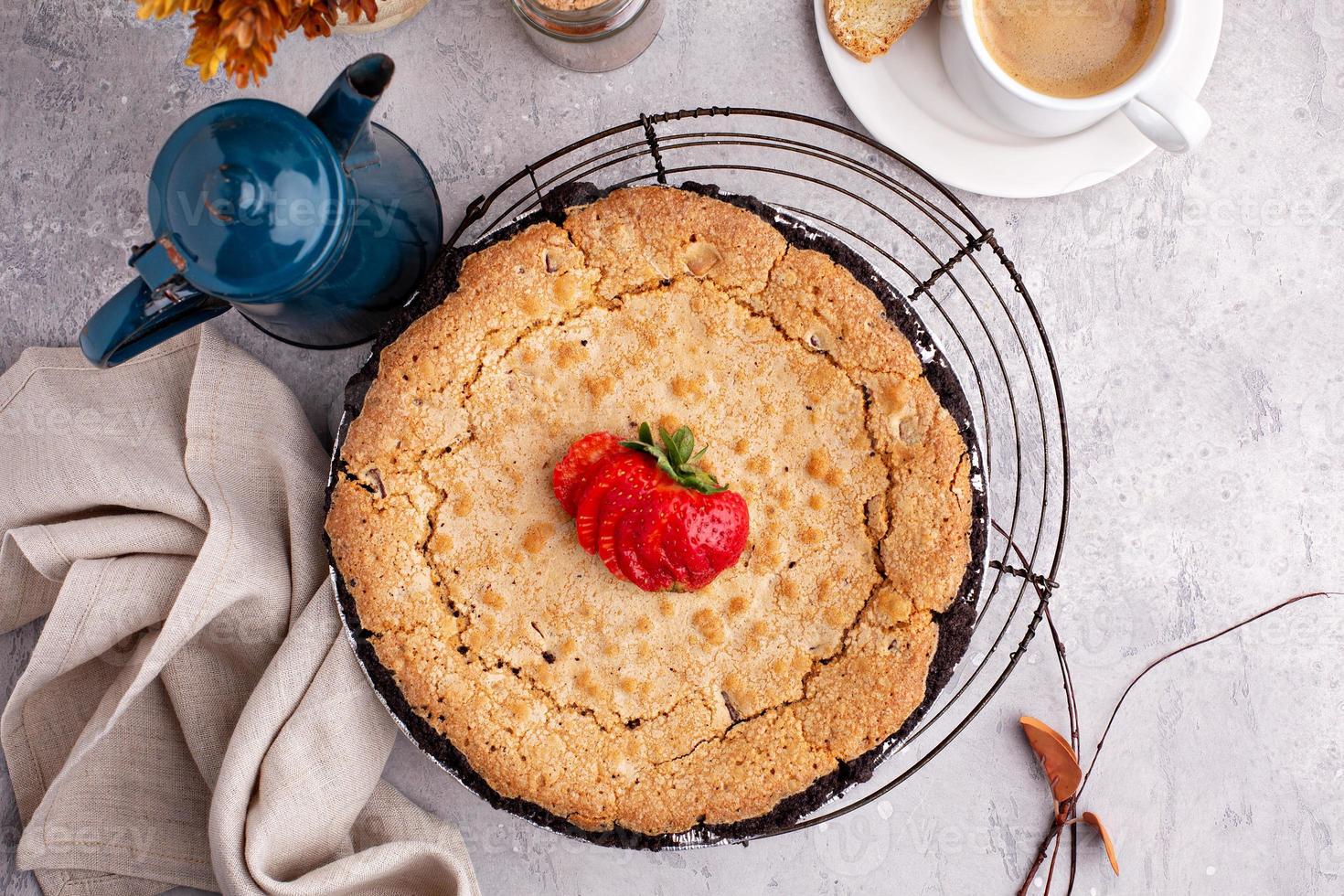 Tollhouse pie decorated with strawberries photo