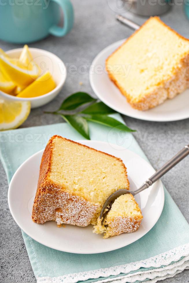 bizcocho tradicional de vainilla con limón, bizcocho bundt foto