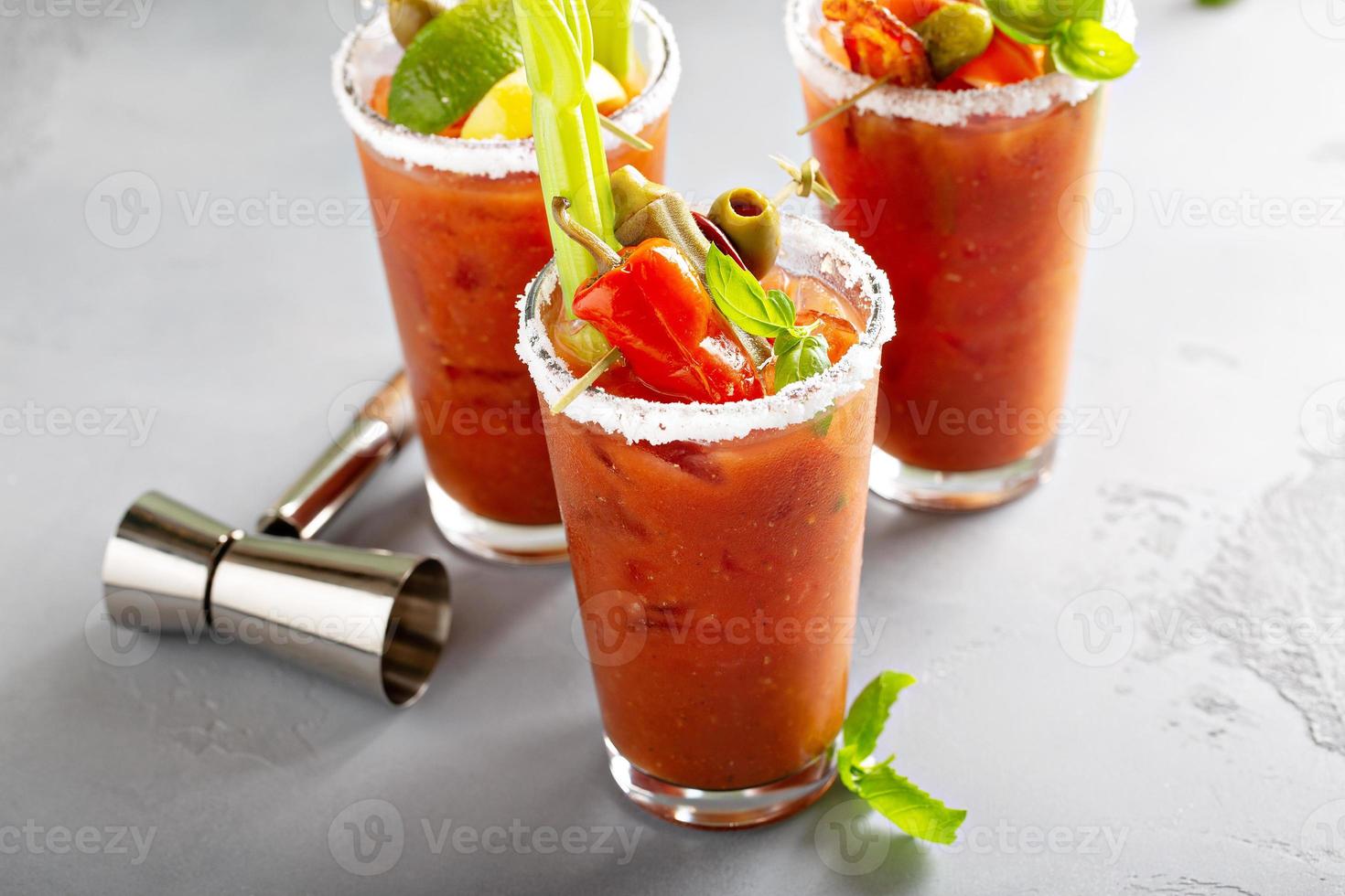 cócteles bloody mary para el brunch foto