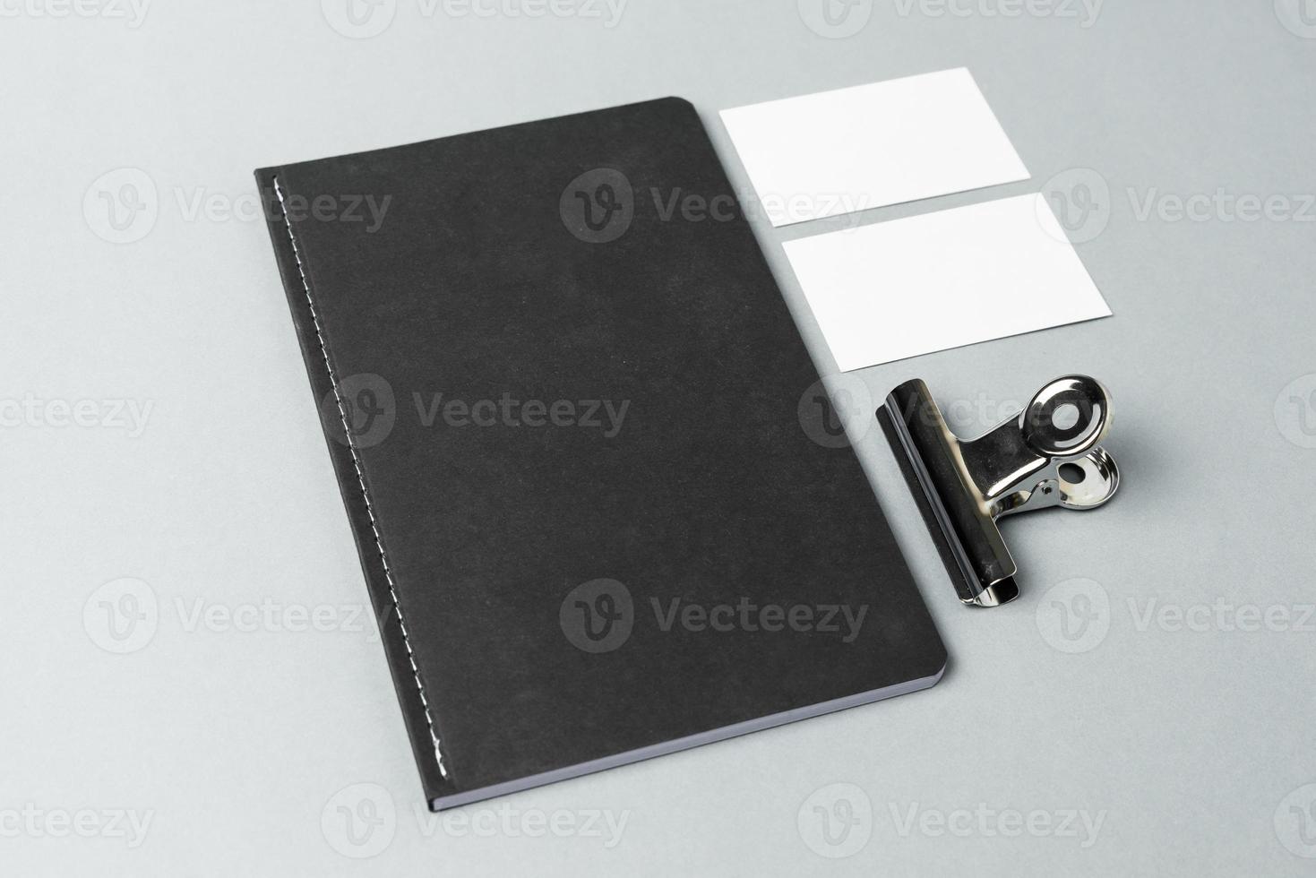 maqueta de papelería de identidad corporativa aislada en un fondo de estilo moderno con maqueta de tarjetas de visita para identidad de marca foto