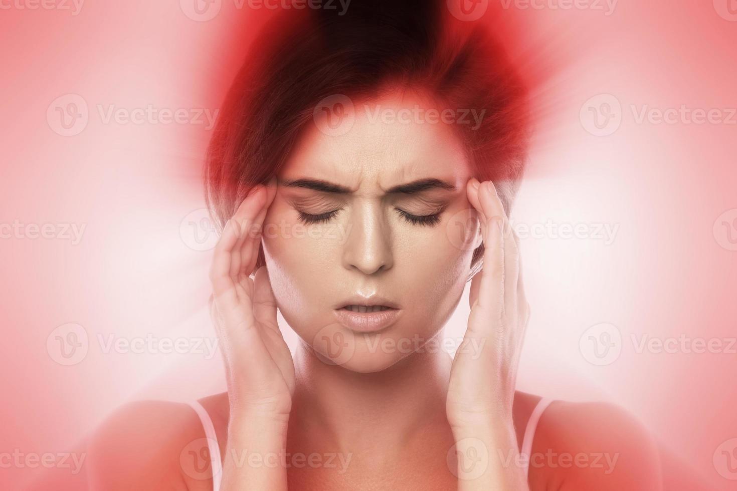 mujer joven con dolor de cabeza migraña dolorosa foto