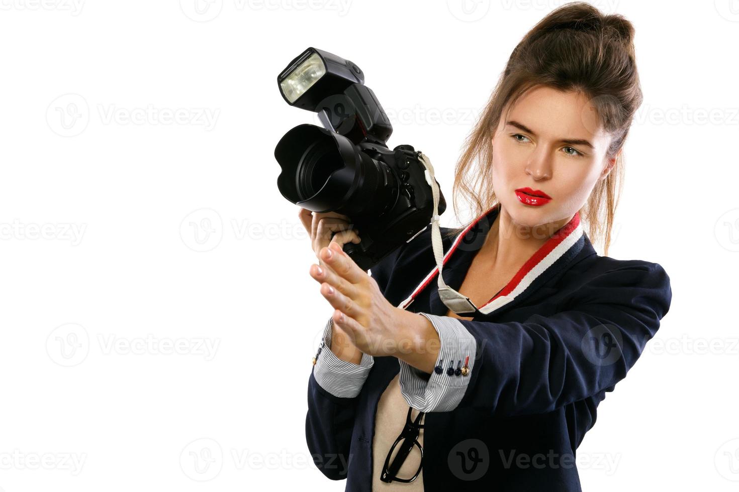 mujer fotógrafa con una cámara réflex digital sobre fondo blanco foto