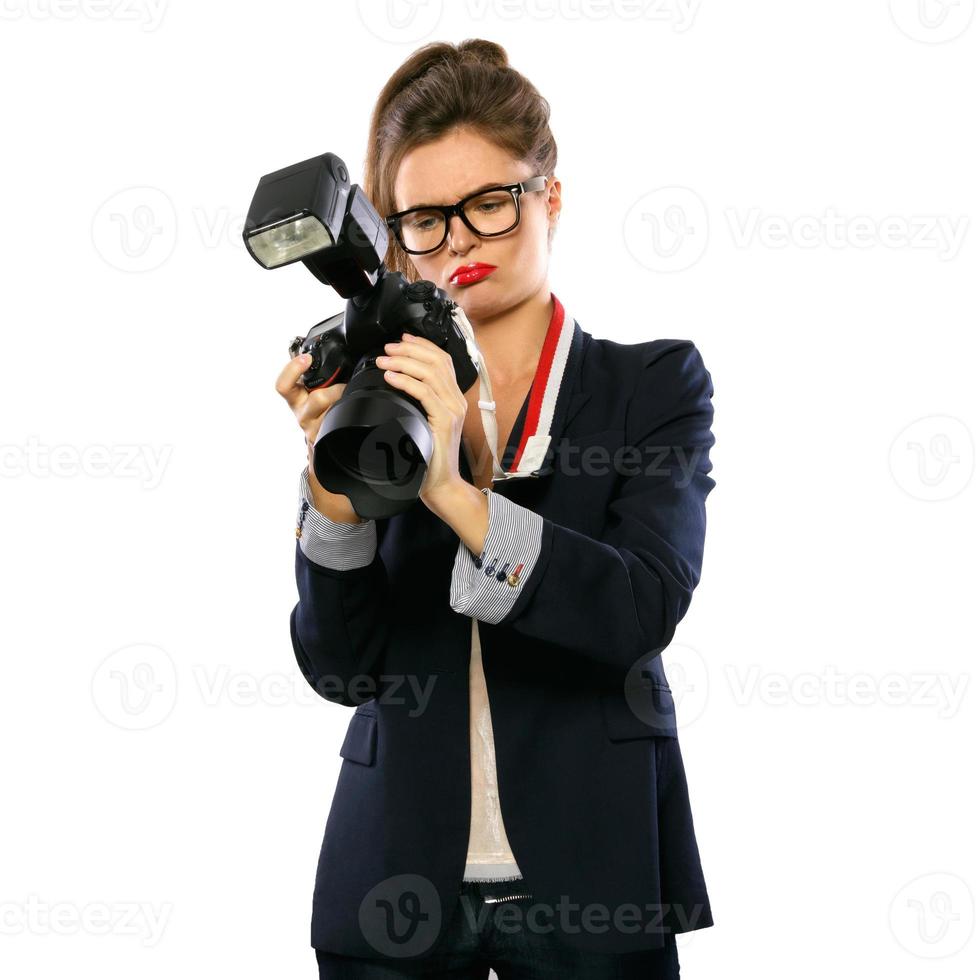 mujer fotógrafa con una cámara réflex digital sobre fondo blanco foto