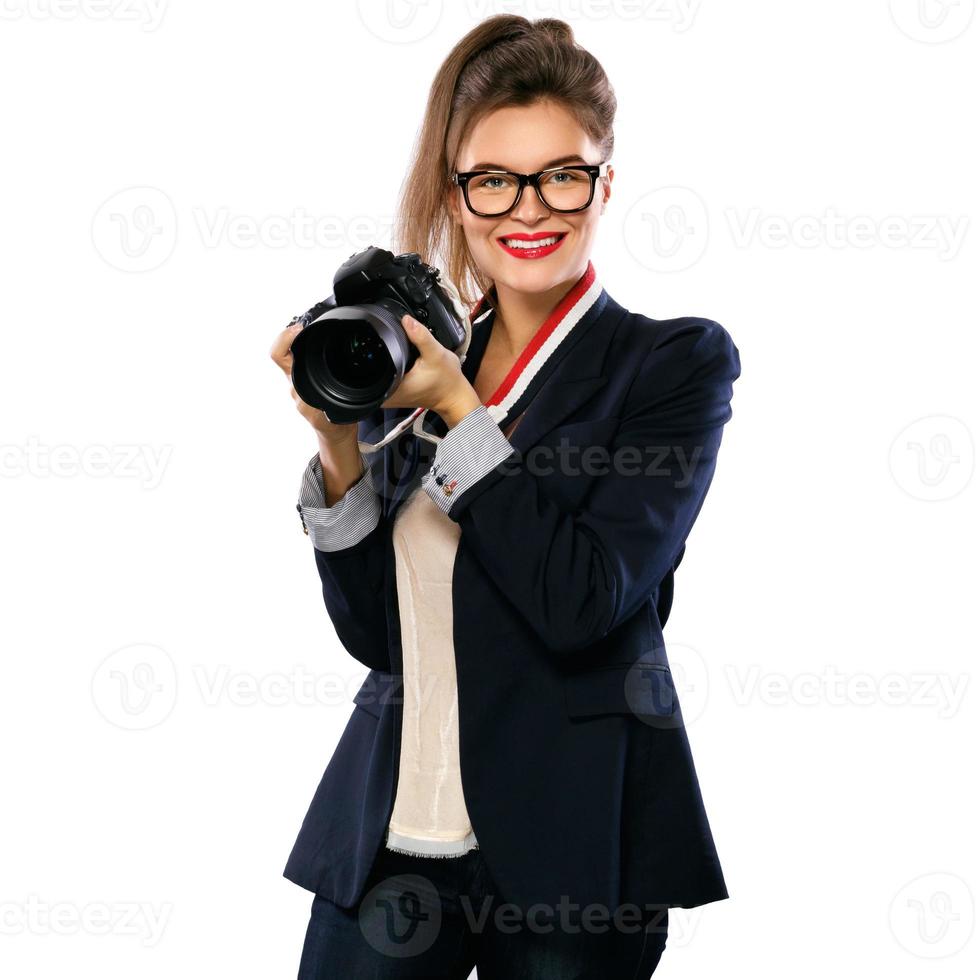 mujer fotógrafa con una cámara réflex digital sobre fondo blanco foto