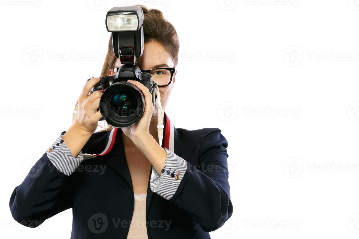 mujer fotógrafa con una cámara réflex digital sobre fondo blanco foto