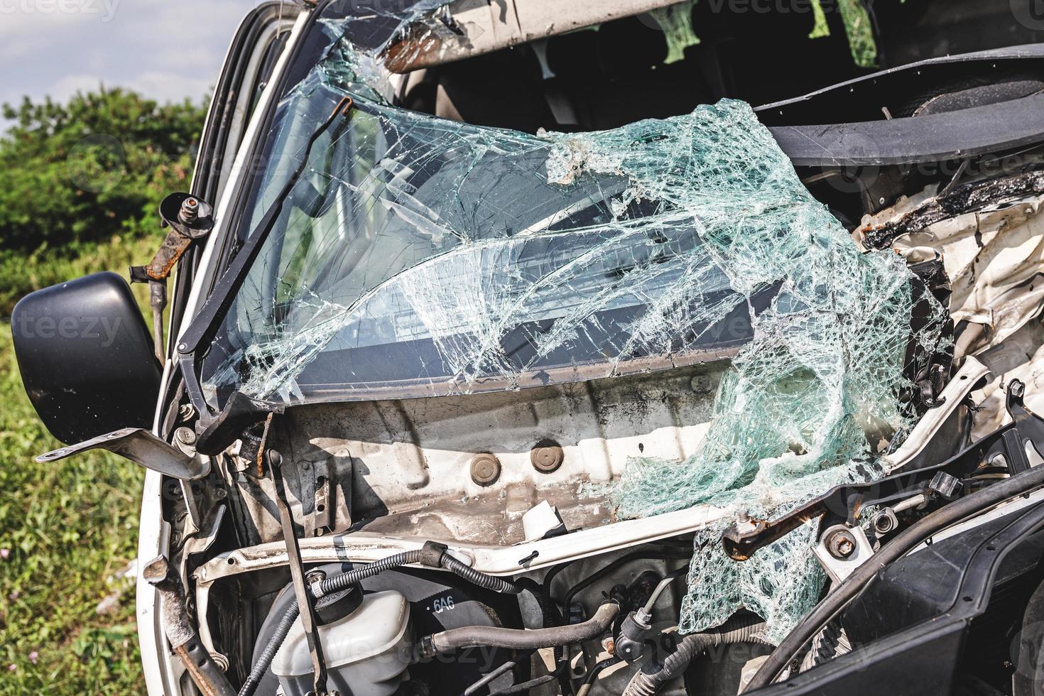 primer plano de una minivan destrozada después de un grave accidente automovilístico foto
