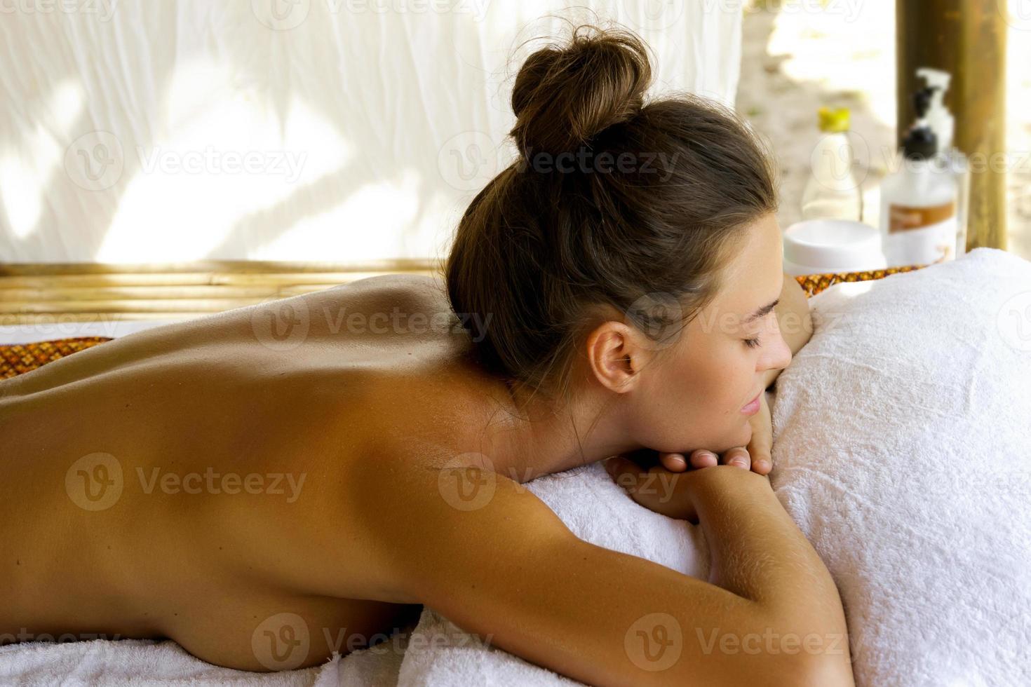joven mujer caucásica durante el masaje tailandés tradicional foto
