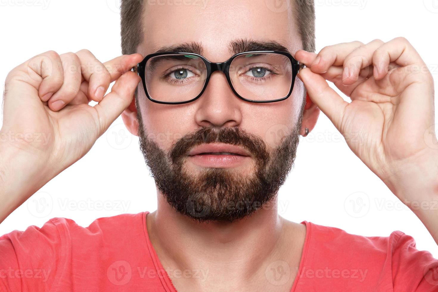 guapo hombre barbudo en anteojos sobre fondo blanco foto