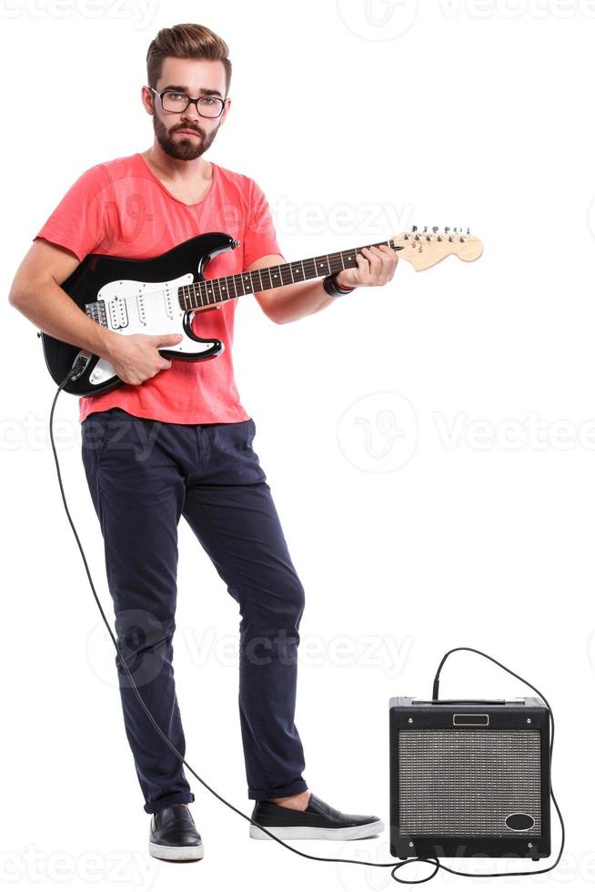 chico con una guitarra sobre fondo blanco foto