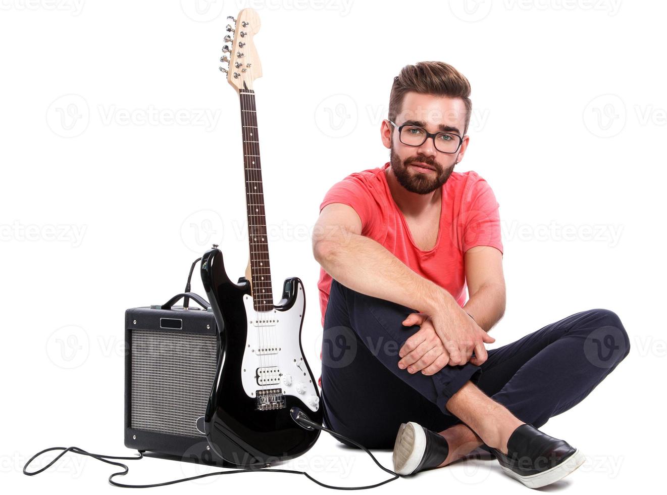 chico con una guitarra sobre fondo blanco foto