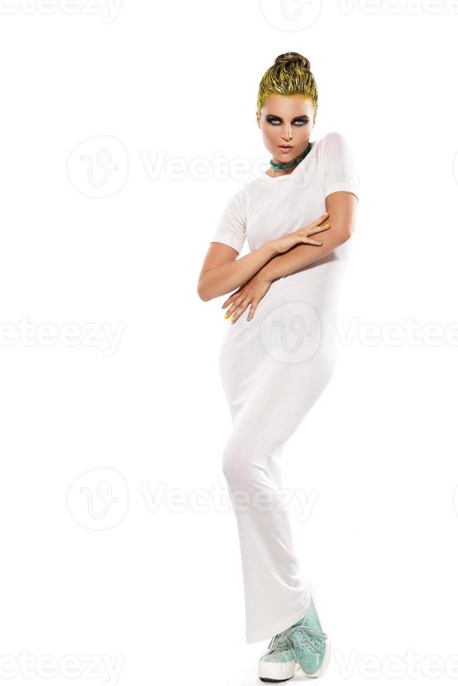 mujer elegante con vestido blanco y cadena en el cuello foto