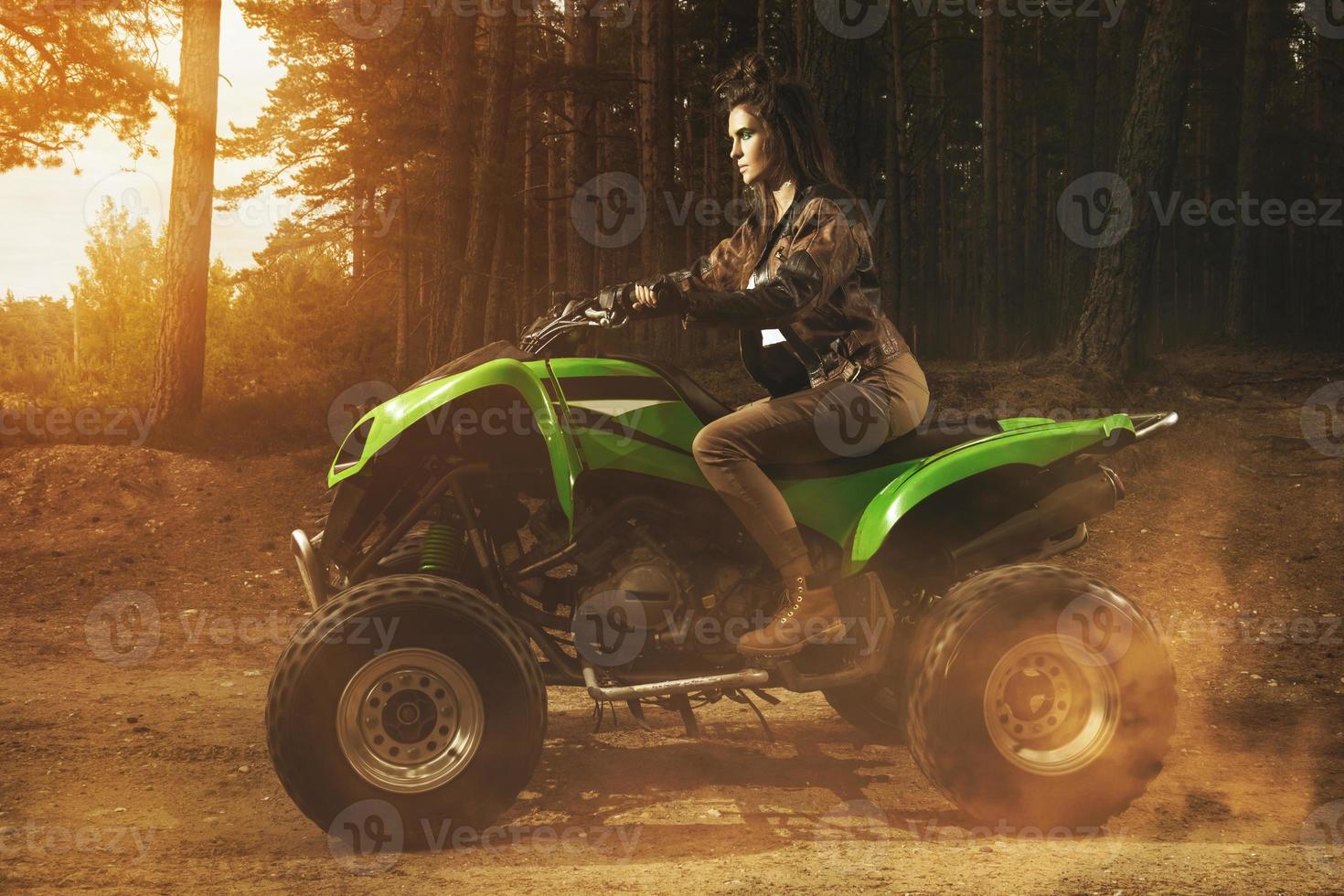 mujer elegante y hermosa y el atv foto