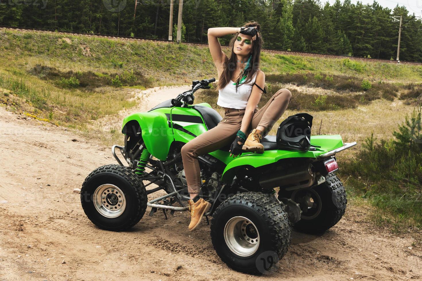 mujer elegante y hermosa y el atv foto