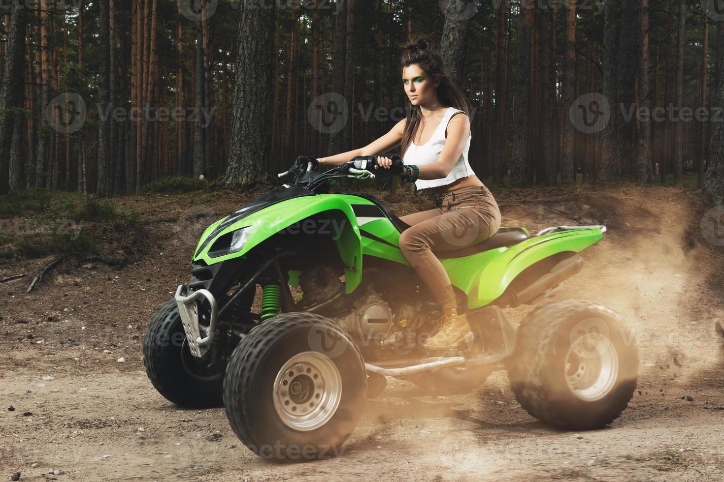 mujer elegante y hermosa y el atv foto