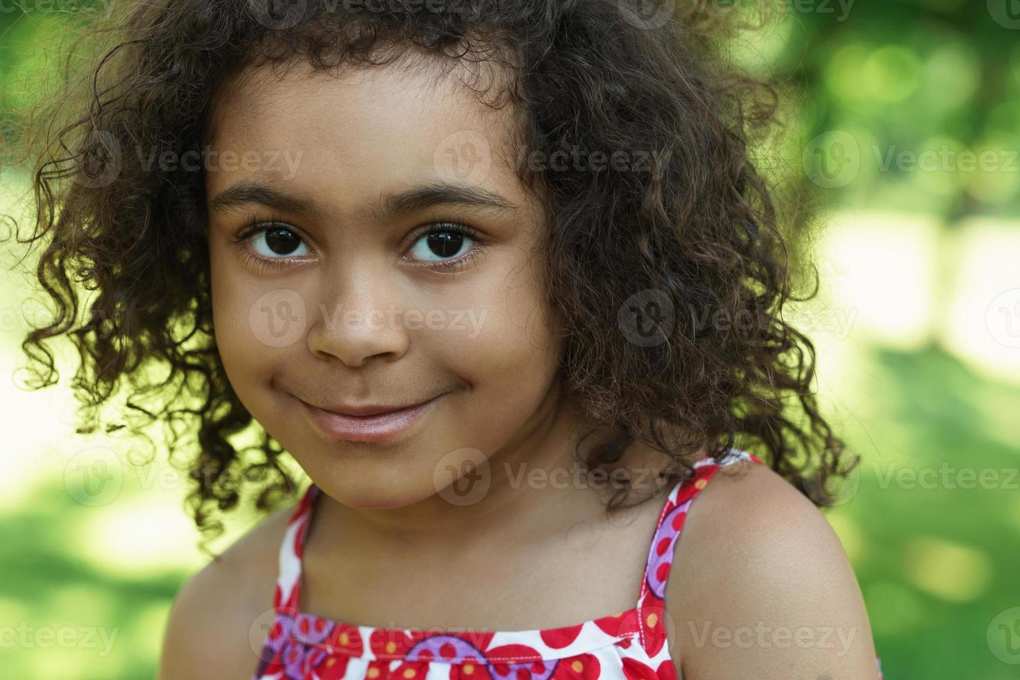 retrato de una linda chica negra en un parque de la ciudad foto
