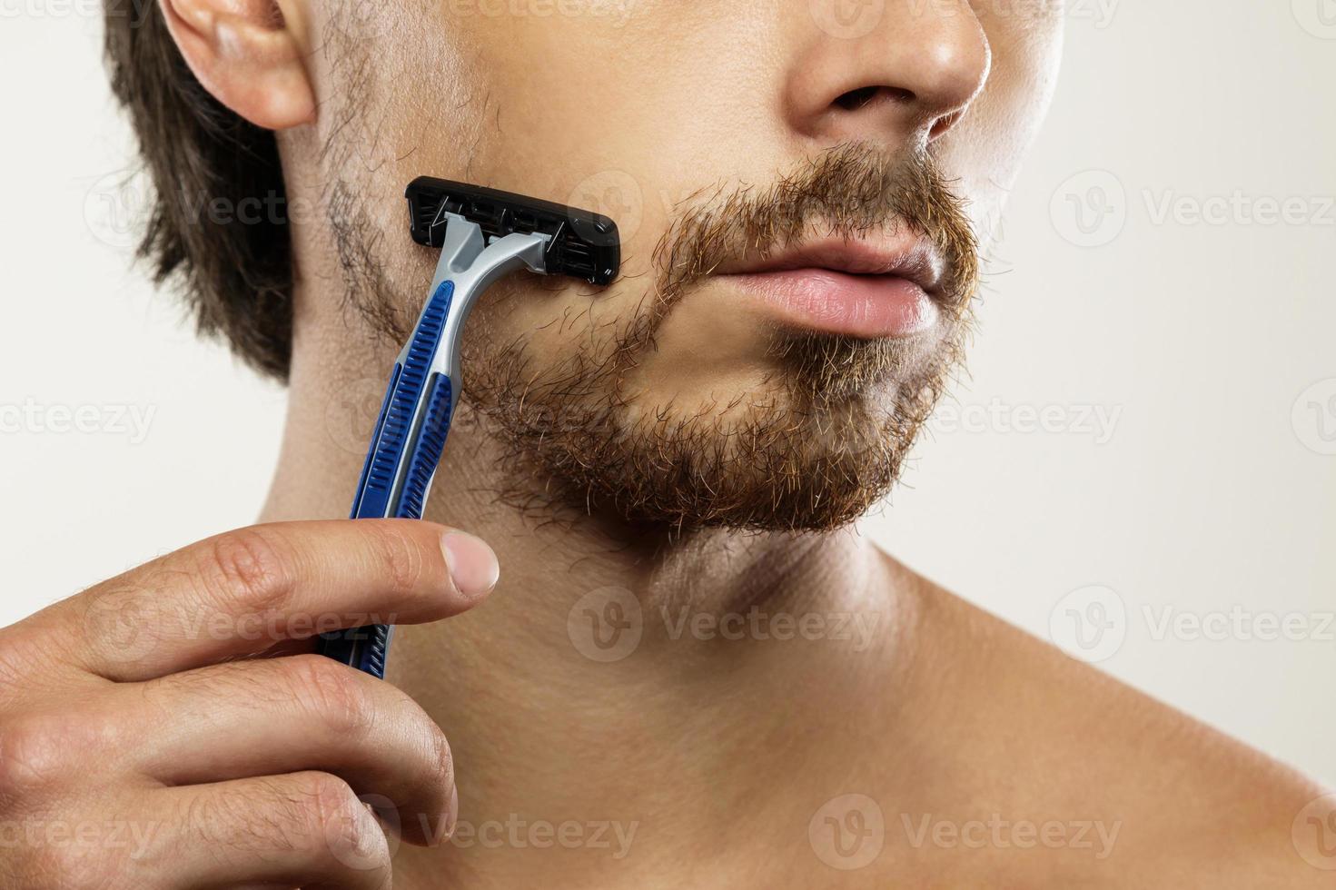 hombre con barba descuidada antes de una rutina de afeitado foto