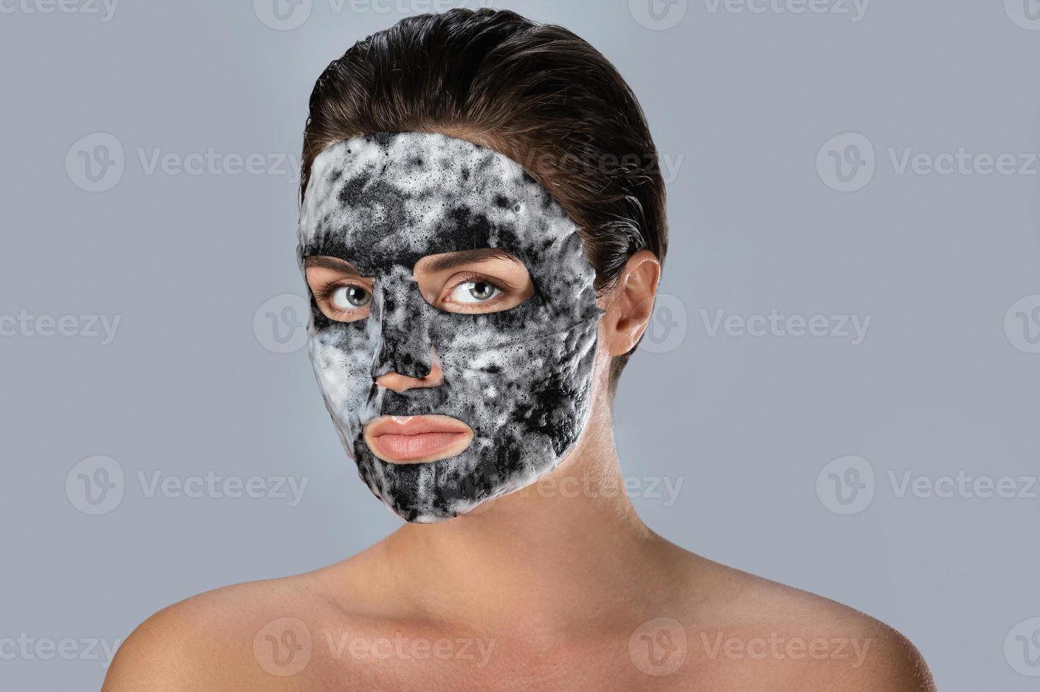 mujer con máscara de burbujas en la cara foto