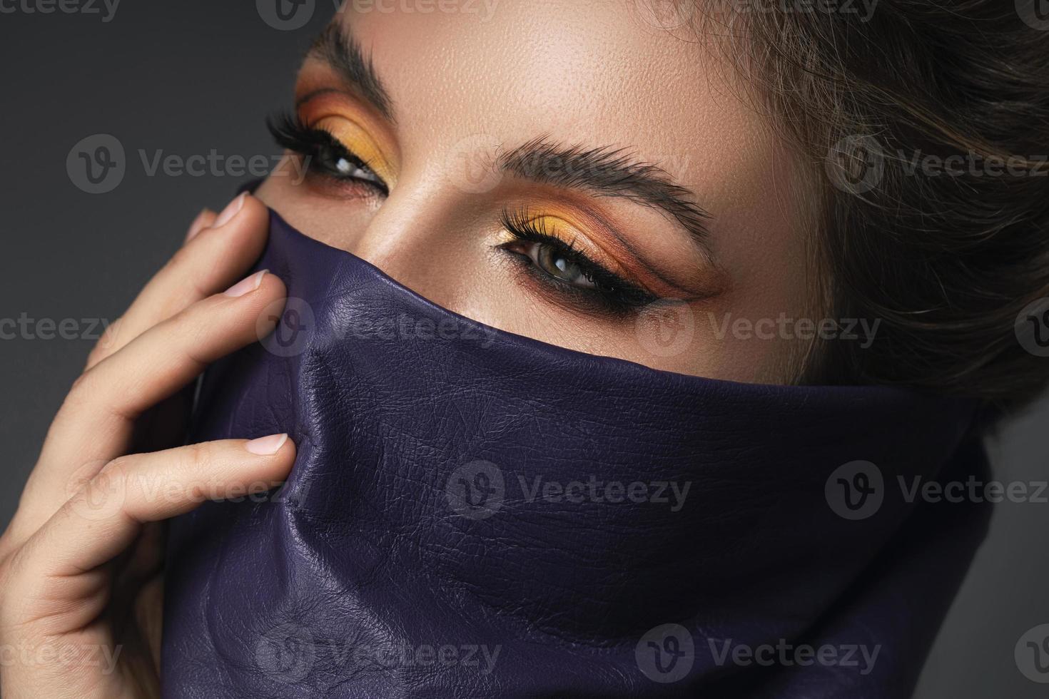 retrato de una mujer elegante que usa una polaina de cuero en el cuello en lugar de una máscara de prevención. foto