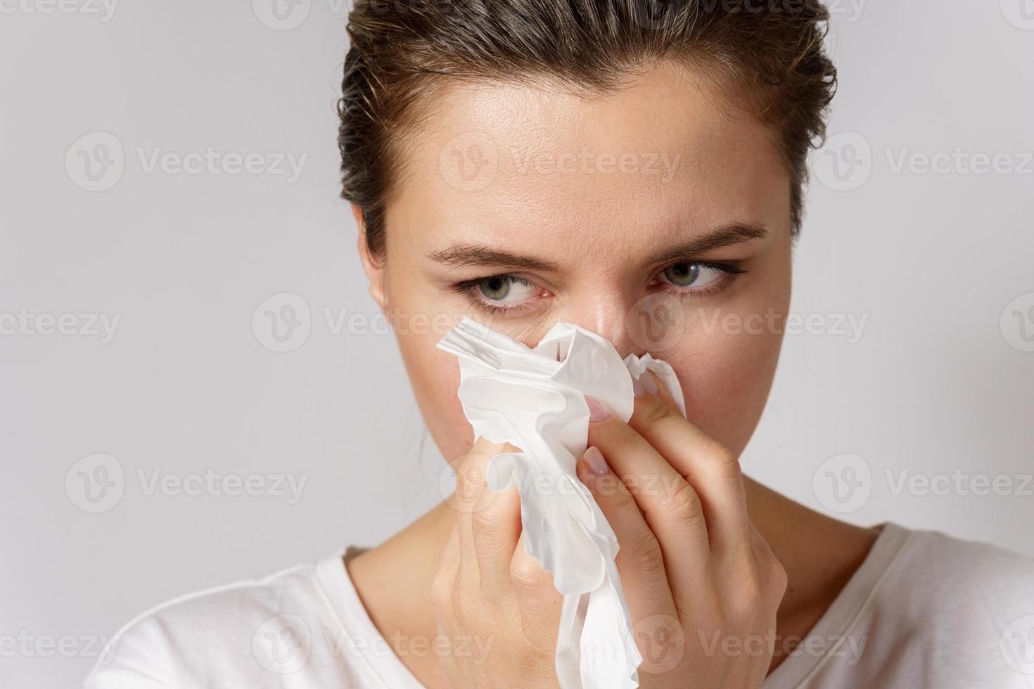 mujer joven con un síntoma de secreción nasal foto